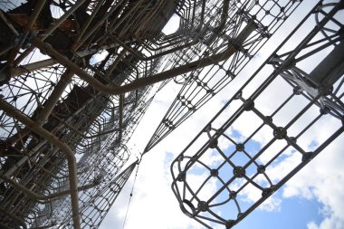 Duga bir Sovyet radar sistemi (OTH) idi. Çernobil 'de askeri anten.