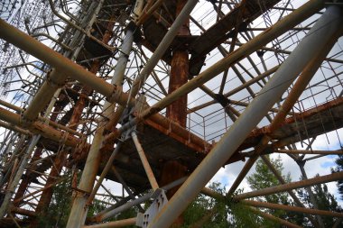 Duga bir Sovyet radar sistemi (OTH) idi. Çernobil 'de askeri anten.