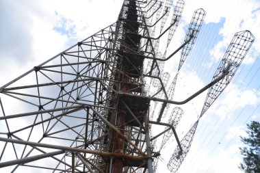 Duga bir Sovyet radar sistemi (OTH) idi. Çernobil 'de askeri anten.
