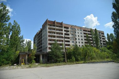Çernobil Yasaklama Bölgesi 'nde terk edilmiş Pripyat şehri. 2019 yazı..