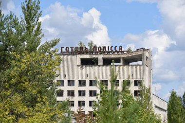 Çernobil Yasaklama Bölgesi 'nde terk edilmiş Pripyat şehri. 2019 yazı..