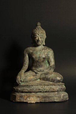 Tayland kuzeyinde oturan Buda.