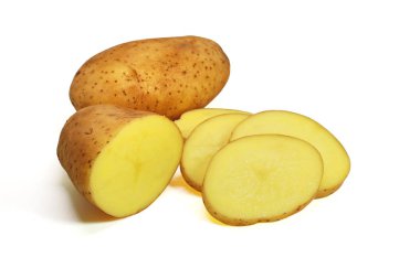 Beyaz arka plan üzerinde taze patates yakın çekim