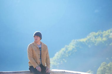 Genç adam zevk Mountain view