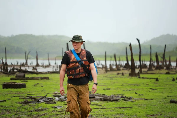 Voyageur homme avec sac à dos trekking en forêt — Photo