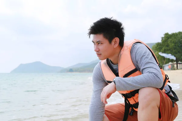Asie pohledný muž na pláži — Stock fotografie