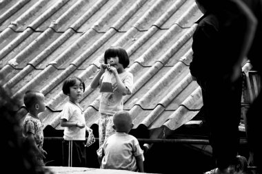 Kimliği belirsiz aşiret çocukları eğitim fırsat istiyorum.