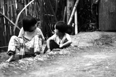 Kimliği belirsiz aşiret çocukları eğitim fırsat istiyorum.