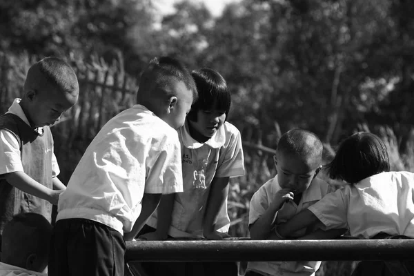 Niezidentyfikowane plemiennych dzieci mają możliwość edukacji. — Zdjęcie stockowe