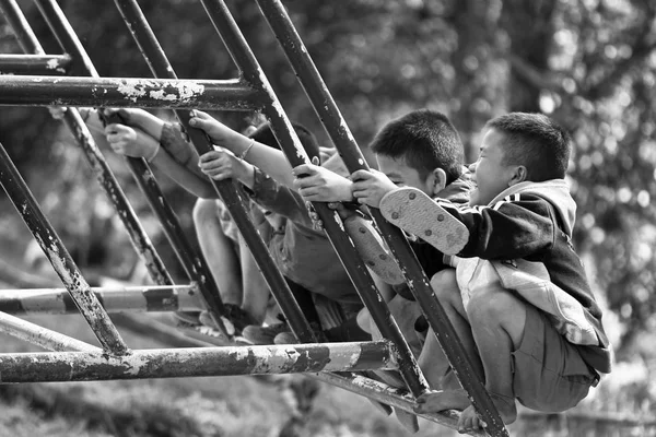 Niet-geïdentificeerde tribale kinderen willen onderwijs kansen. — Stockfoto