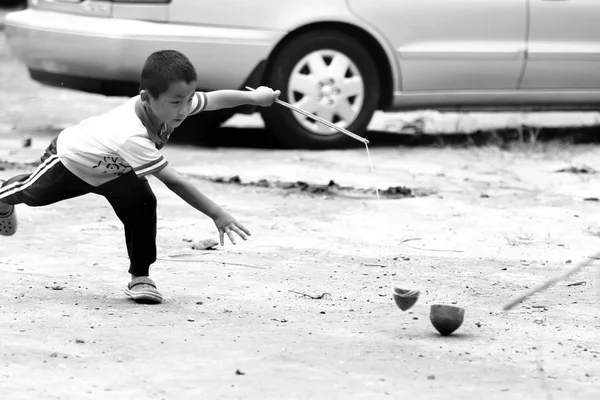 Les enfants tribaux non identifiés veulent des possibilités d'éducation . — Photo