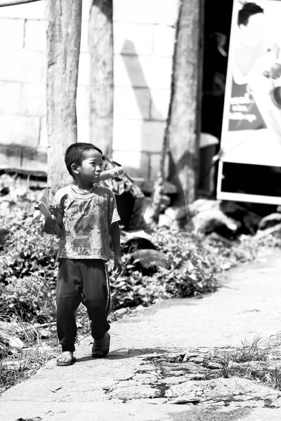 Unidentified tribal children  want education opportunity. — Stock Photo, Image