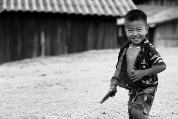 Les enfants tribaux non identifiés veulent des possibilités d'éducation . — Photo