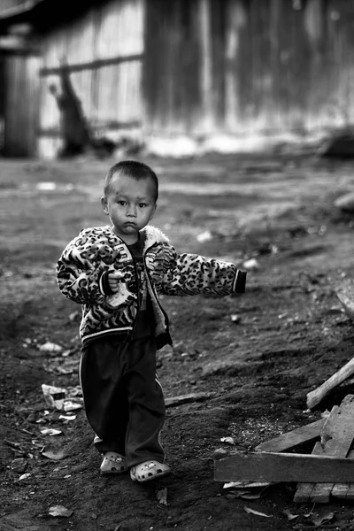 Les enfants tribaux non identifiés veulent des possibilités d'éducation . — Photo