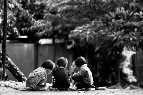 Crianças tribais não identificadas querem oportunidade de educação . — Fotografia de Stock