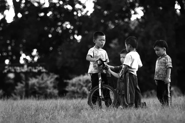 Les enfants tribaux non identifiés veulent des possibilités d'éducation . — Photo