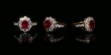 Mücevher pırlanta yüzük ve siyah bir zemin üzerine değerli taş