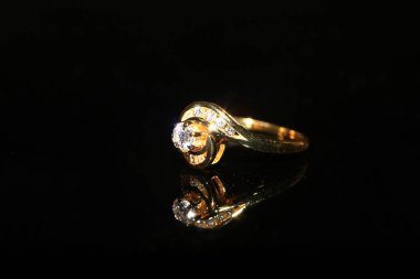 Mücevher pırlanta yüzük ve siyah bir zemin üzerine değerli taş