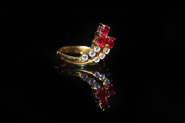 Mücevher pırlanta yüzük ve siyah bir zemin üzerine değerli taş