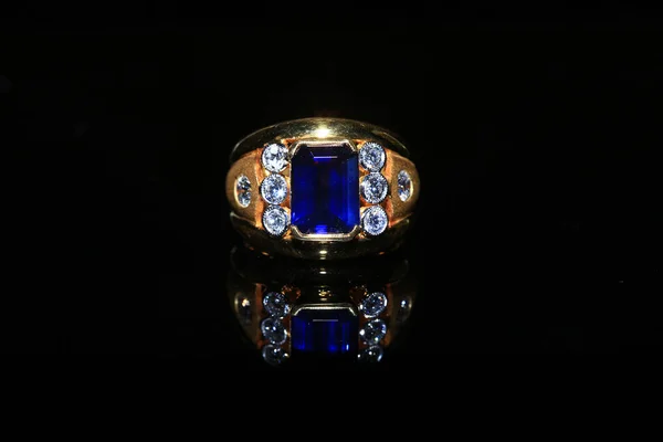 珠宝首饰钻石戒指和黑色背景上的宝石 — 图库照片