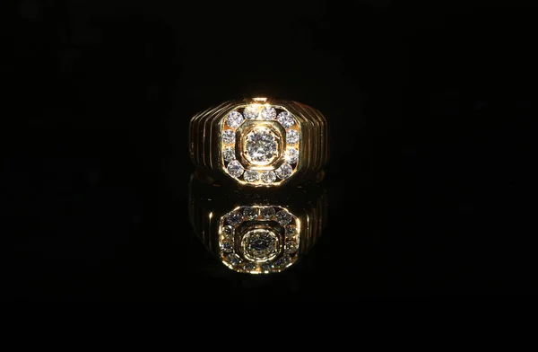 Anillo de diamantes de joyería y gemas sobre fondo negro —  Fotos de Stock