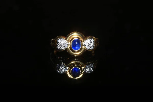 Ékszerész gyémánt gyűrű és drágakő, a fekete háttér — Stock Fotó