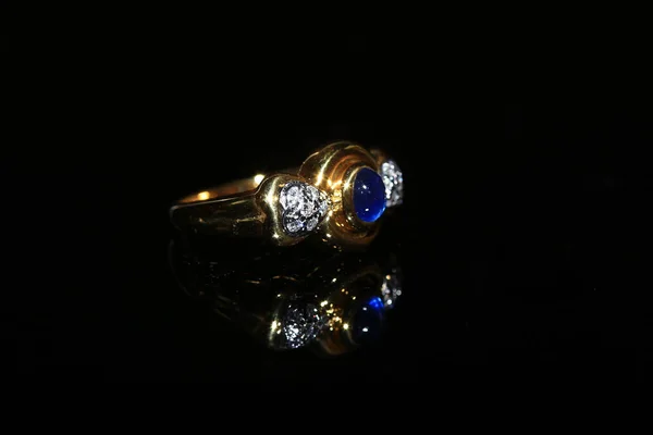 Anel de diamante de joalharia e pedra preciosa em um fundo preto — Fotografia de Stock