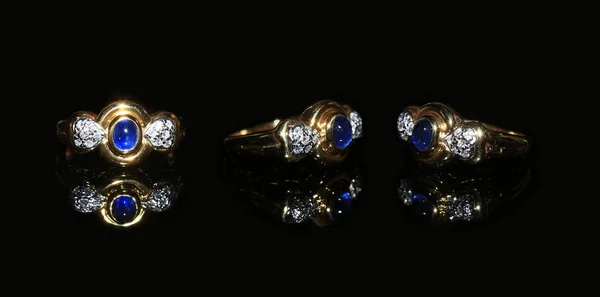Ring van de diamant van de sieraden en gemstone op een zwarte achtergrond — Stockfoto