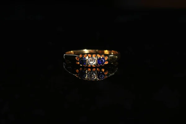 Anel de diamante de joalharia e pedra preciosa em um fundo preto — Fotografia de Stock