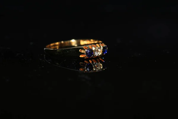 Gioielli anello di diamanti e pietre preziose su sfondo nero — Foto Stock
