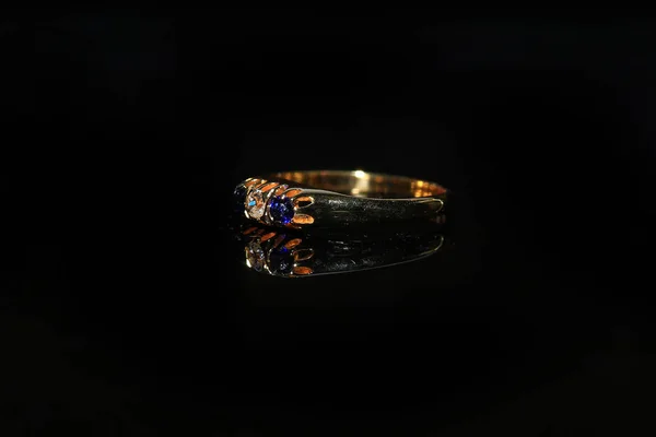 Διαμαντένιο δαχτυλίδι κοσμημάτων και πολύτιμων λίθων σε μαύρο φόντο — Φωτογραφία Αρχείου