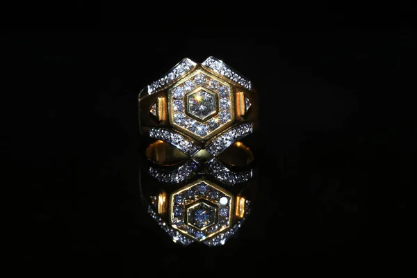 Bijoux bague en diamant et pierres précieuses sur fond noir — Photo