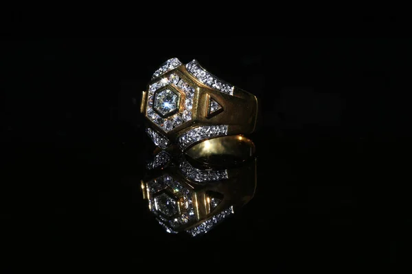 Anillo de diamantes de joyería y gemas sobre fondo negro —  Fotos de Stock