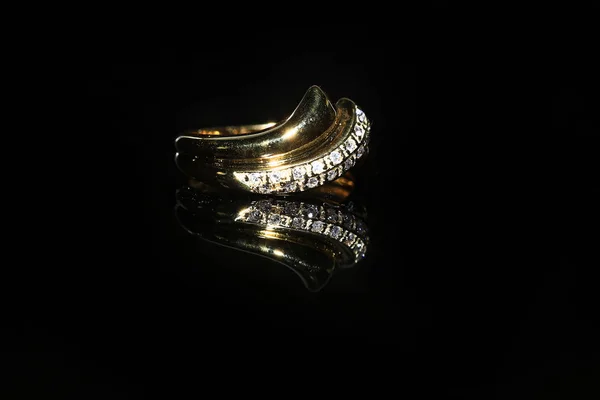 Anillo de diamantes de joyería y gemas sobre fondo negro — Foto de Stock