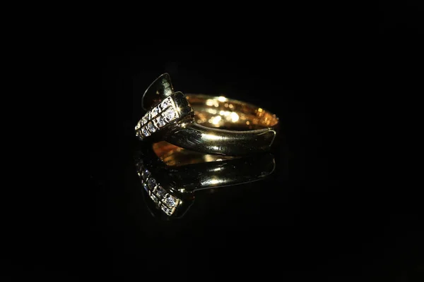 Ékszerész gyémánt gyűrű és drágakő, a fekete háttér — Stock Fotó