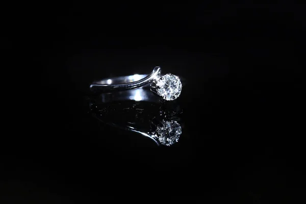 Bijoux bague en diamant et pierres précieuses sur fond noir — Photo