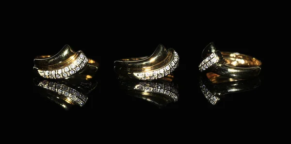 Bijoux bague en diamant et pierres précieuses sur fond noir — Photo