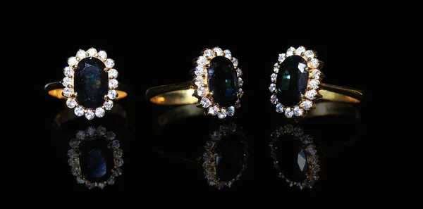 Bijoux bague en diamant et pierres précieuses sur fond noir — Photo