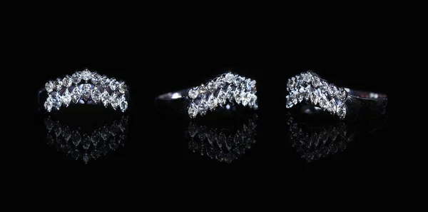 Διαμαντένιο δαχτυλίδι κοσμημάτων και πολύτιμων λίθων σε μαύρο φόντο — Φωτογραφία Αρχείου