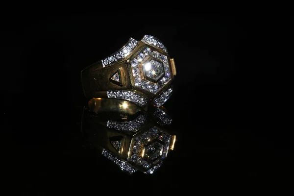 Ékszerész gyémánt gyűrű és drágakő, a fekete háttér Stock Kép