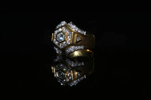 Ékszerész gyémánt gyűrű és drágakő, a fekete háttér Jogdíjmentes Stock Fotók