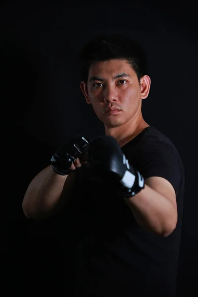 Asijský bojovník boxer stojící na černém pozadí — Stock fotografie