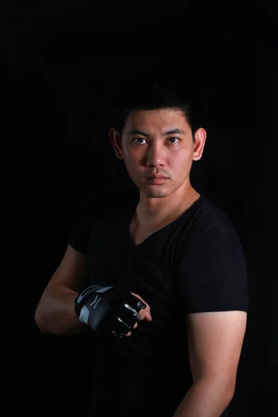 Asijský bojovník boxer stojící na černém pozadí — Stock fotografie