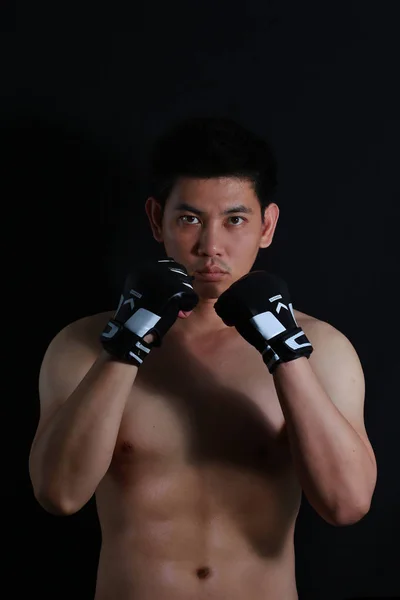 Asiático lutador boxer de pé forte no fundo preto — Fotografia de Stock