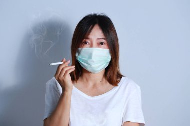  Genç kadın sigara Sigara İçilmeyen kavramı koruyucu maske ile durdurmak