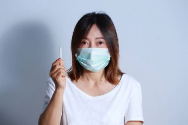  Genç kadın sigara Sigara İçilmeyen kavramı koruyucu maske ile durdurmak