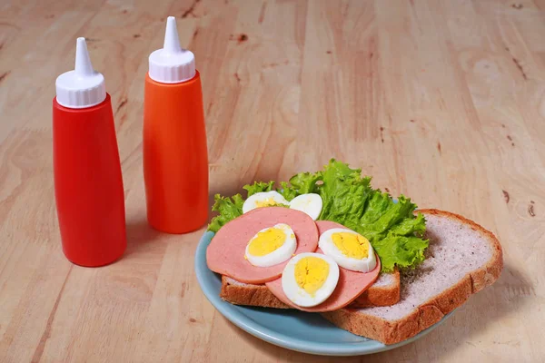 Desayuno sencillo con sándwich y huevo en la mesa de madera — Foto de Stock