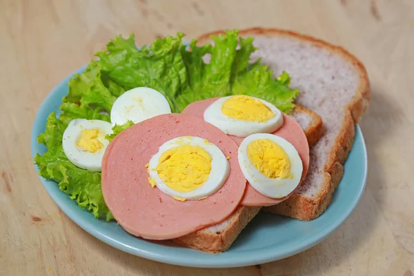 Desayuno sencillo con sándwich y huevo en la mesa de madera — Foto de Stock