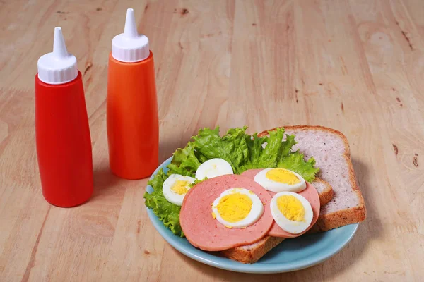 Desayuno sencillo con sándwich y huevo en la mesa de madera — Foto de Stock