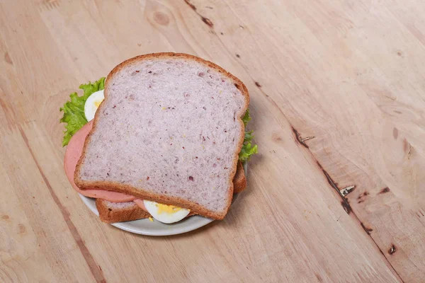 Desayuno sencillo con sándwich y huevo en la mesa de madera — Foto de Stock